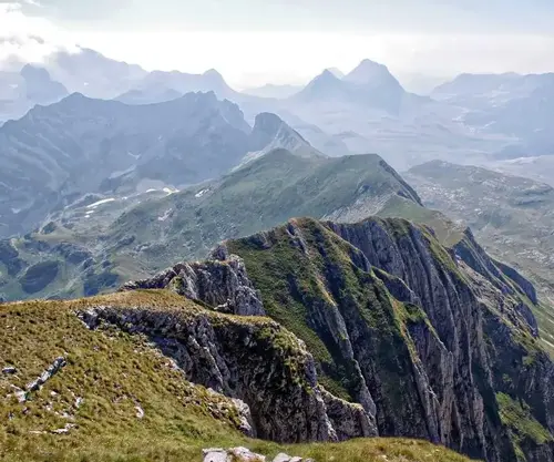 Widok z górskim horyzontem