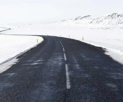 Droga asfaltowa zimą