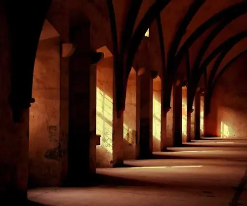 Betonowe sklepienie korytarza